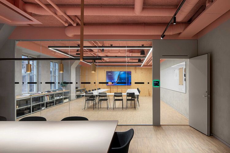 Modernt kontorshotell i Stockholm med industriell design och mötesrum.