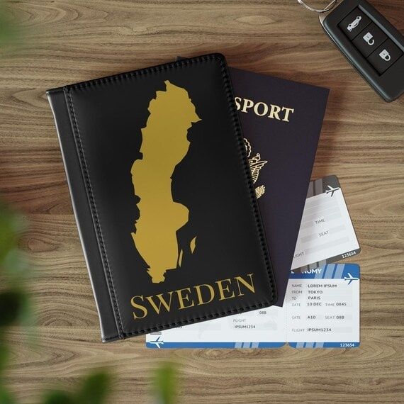Svart passfodral med svensk siluett, pass, bilnyckel och boardingkort
